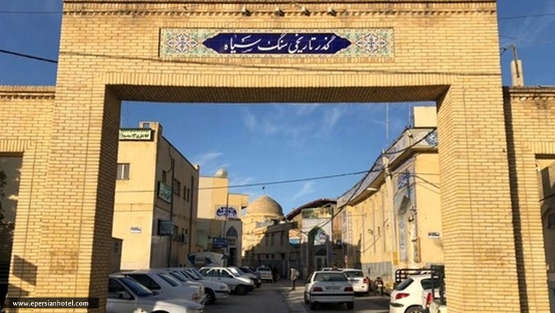 سر درب ورودی محله سنگ سیاه شیراز